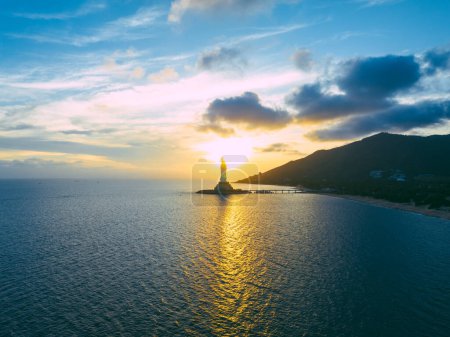 Téléchargez les photos : Belle scène de statue de Guanyin au bord de la mer dans le temple de Nanshan, île de Hainan, Chine - en image libre de droit