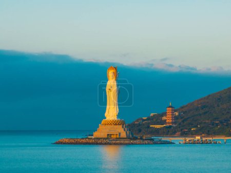 Téléchargez les photos : Vue aérienne de la statue de Guanyin au bord de la mer dans le temple de Nanshan, île de Hainan, Chine - en image libre de droit