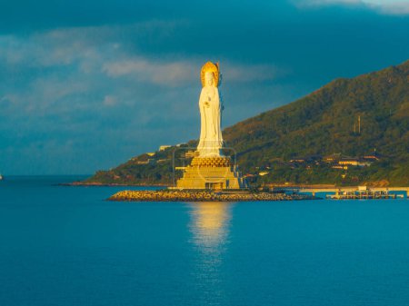 Foto de Vista aérea de la estatua de Guanyin en la orilla del mar en el templo de Nanshan, isla hainan, China - Imagen libre de derechos