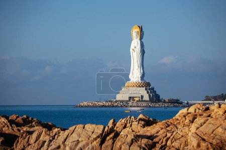 Téléchargez les photos : Vue aérienne de la statue de Guanyin au bord de la mer dans le temple de Nanshan, île de Hainan, Chine - en image libre de droit