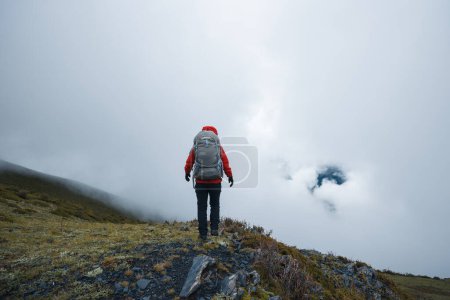 Téléchargez les photos : Femme de randonnée au sommet d'une montagne de haute altitude - en image libre de droit