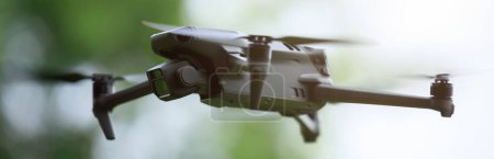 Téléchargez les photos : Flying drone in summer forest - en image libre de droit