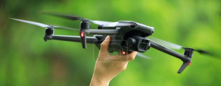Foto de La mano sostiene un dron en el bosque de verano - Imagen libre de derechos