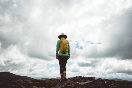 Téléchargez les photos : Femme de randonnée sur les montagnes de haute altitude - en image libre de droit