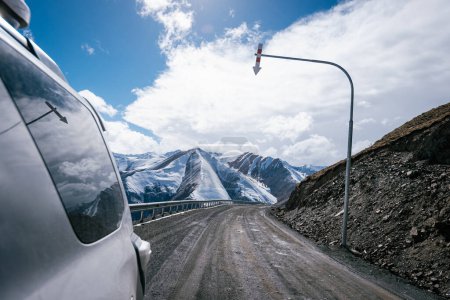Téléchargez les photos : Voiture de conduite sur le sentier de montagne de haute altitude, Chine - en image libre de droit