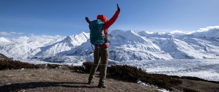 Téléchargez les photos : Femme randonneur profiter de la vue sur le sommet de la falaise face aux montagnes de glacier - en image libre de droit