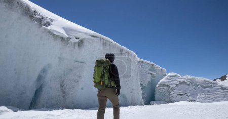 Foto de Mujer excursionista senderismo en invierno enorme montaña glaciar, China - Imagen libre de derechos