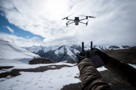 Foto de Drone volador en montañas de gran altitud - Imagen libre de derechos
