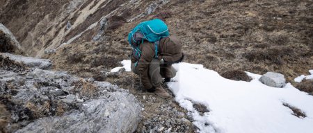 Foto de Senderista mujer en la cima de la montaña en el Tíbet - Imagen libre de derechos