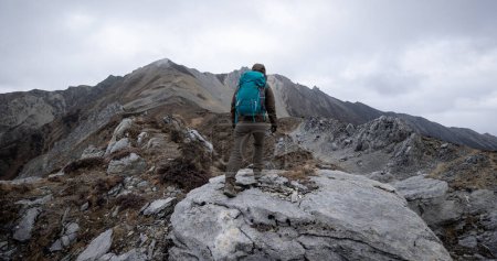 Téléchargez les photos : Randonneuse au sommet d'une montagne au Tibet - en image libre de droit