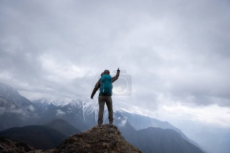 Téléchargez les photos : Randonneuse au sommet d'une montagne au Tibet - en image libre de droit