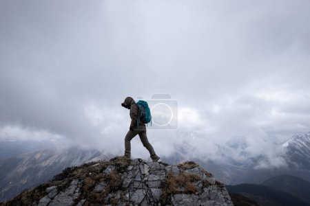 Foto de Senderista mujer en la cima de la montaña en el Tíbet - Imagen libre de derechos