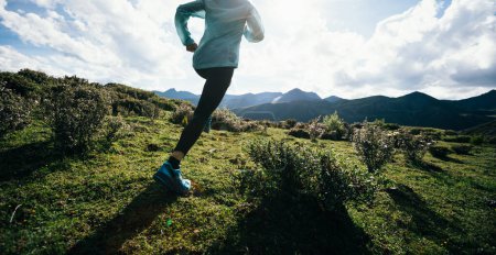 Téléchargez les photos : Femme trail runner cross country courir à haute altitude montagne pic - en image libre de droit