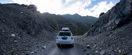Foto de Tibet, China - Junio 27,2023, Conducción de Toyota fuera de carretera en las montañas de gran altitud - Imagen libre de derechos