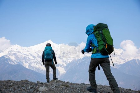 Téléchargez les photos : Deux femmes randonneuses dans de belles montagnes d'hiver de haute altitude - en image libre de droit
