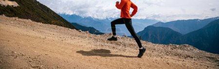 Téléchargez les photos : Femme trail runner cross country courir à haute altitude montagnes - en image libre de droit