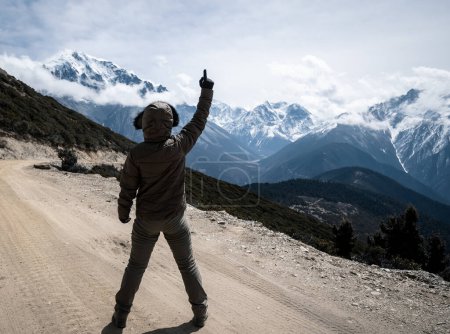 Téléchargez les photos : Randonneur se sentir libre sur le sommet de la montagne haute altitude - en image libre de droit