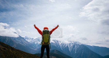 Téléchargez les photos : Randonneuse pédestre sur les montagnes de haute altitude - en image libre de droit