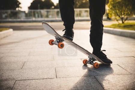 Téléchargez les photos : Skateboarder skateboard en plein air en ville - en image libre de droit