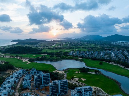 Téléchargez les photos : Vue aérienne du site de construction de l'île de Hainan, en Chine - en image libre de droit