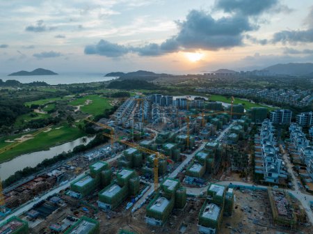 Téléchargez les photos : Vue aérienne du site de construction de l'île de Hainan, en Chine - en image libre de droit