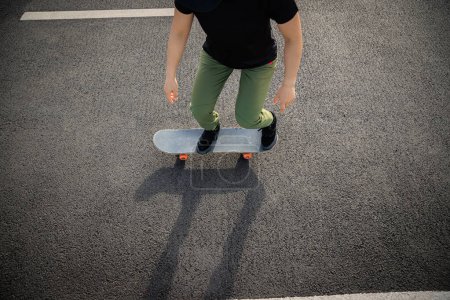 Foto de Skateboarder skateboarding al aire libre en la ciudad - Imagen libre de derechos