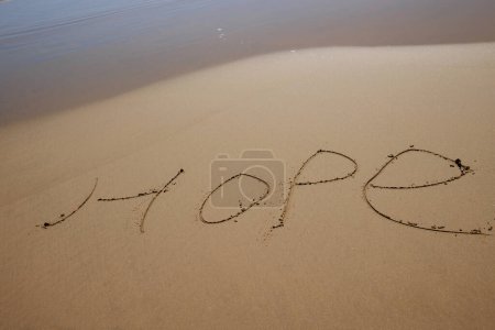 Téléchargez les photos : Mot d'espoir dessiné sur la plage - en image libre de droit