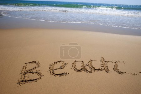 Téléchargez les photos : Mot de plage dessiné sur la plage - en image libre de droit