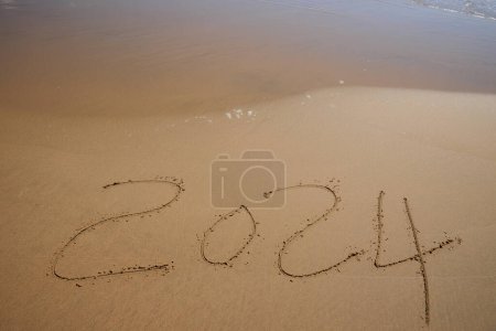 Téléchargez les photos : 2024 dessiné sur la plage - en image libre de droit