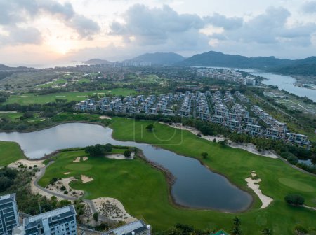 Foto de Vista aérea del moderno campo de golf en la isla de Hainan, China - Imagen libre de derechos