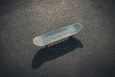 Téléchargez les photos : Skateboard sur route asphaltée en ville - en image libre de droit