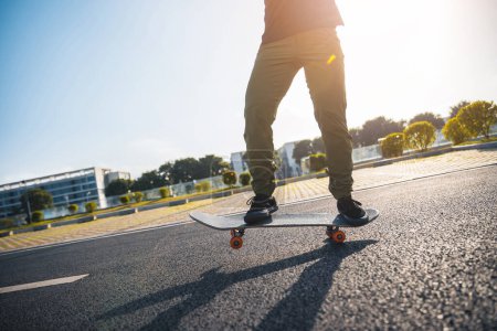 Foto de Skateboard en carretera asfaltada en la ciudad - Imagen libre de derechos