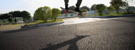 Téléchargez les photos : Skateboard sur route asphaltée en ville - en image libre de droit