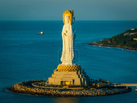 Luftaufnahme der Guanyin-Statue am Meer im Nanshan-Tempel auf der Insel Hainan, China. Worte bedeuten Gnade und Segen.