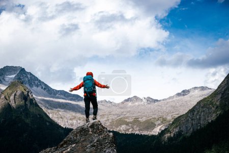 Wanderin klettert auf Berggipfel in Tibet