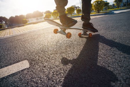 Foto de Skateboard en carretera asfaltada en la ciudad - Imagen libre de derechos