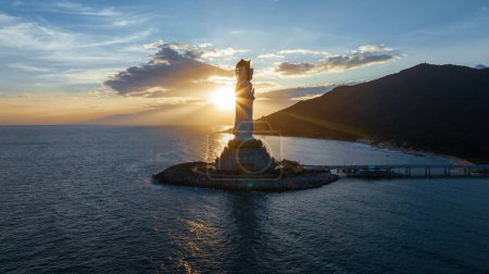 Estatua de Guanyin en la orilla del mar en el templo de Nanshan, isla hainan, China