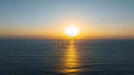Foto de Vista aérea de la hermosa ola de mar y el cielo del amanecer - Imagen libre de derechos