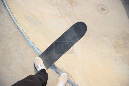 Foto de Skateboarder va a caer en el vert en skatepark - Imagen libre de derechos
