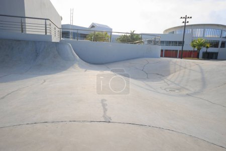 Foto de Moderno skatepark de hormigón en la ciudad - Imagen libre de derechos