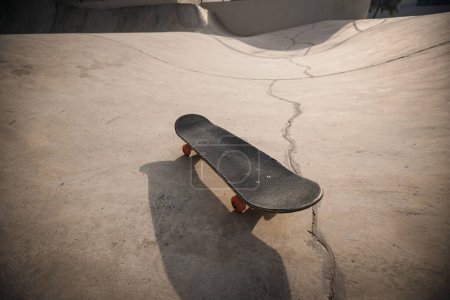 Téléchargez les photos : Skatepark moderne en béton en ville - en image libre de droit