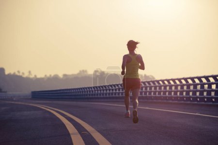 Téléchargez les photos : Fitness femme coureur courir sur le pont de bord de mer - en image libre de droit