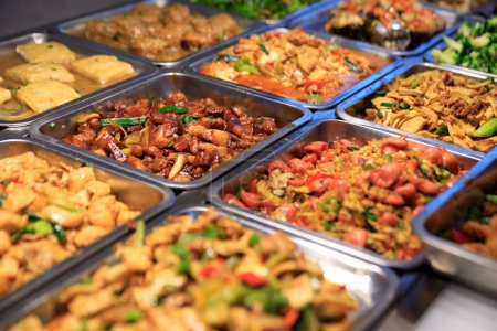 Téléchargez les photos : Plateau en acier rempli de nourriture à l'intérieur du restaurant chinois libre-service - en image libre de droit