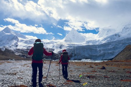 Foto de Dos excursionistas en las montañas de invierno - Imagen libre de derechos