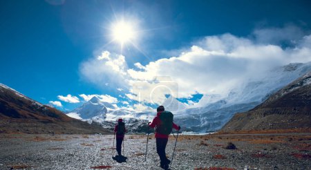 Foto de Dos excursionistas en las montañas de invierno - Imagen libre de derechos
