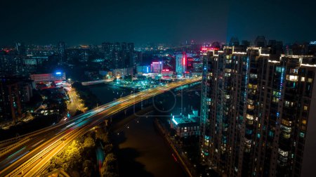 Foto de Vista aérea del paisaje nocturno en la ciudad de Guangzhou, China - Imagen libre de derechos