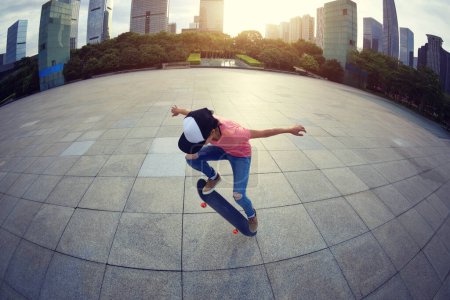 Skateboarder skateboarding al aire libre en la ciudad