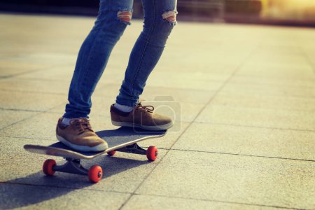 Foto de Skateboarder monopatín en la ciudad - Imagen libre de derechos