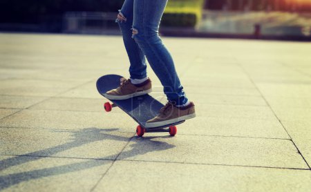 Téléchargez les photos : Skateboarder équitation skateboard en ville - en image libre de droit