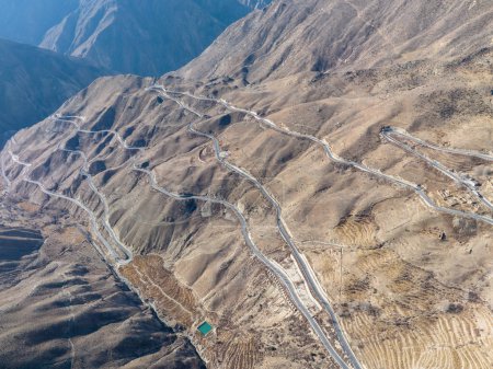 Téléchargez les photos : Courbure de la rivière nujiang 72 tourner la route au Tibet, Chine - en image libre de droit